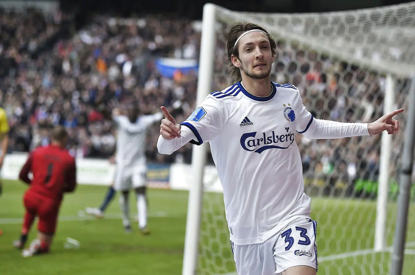 Rasmus Falk fejrer sejrsmålet til 3-2.