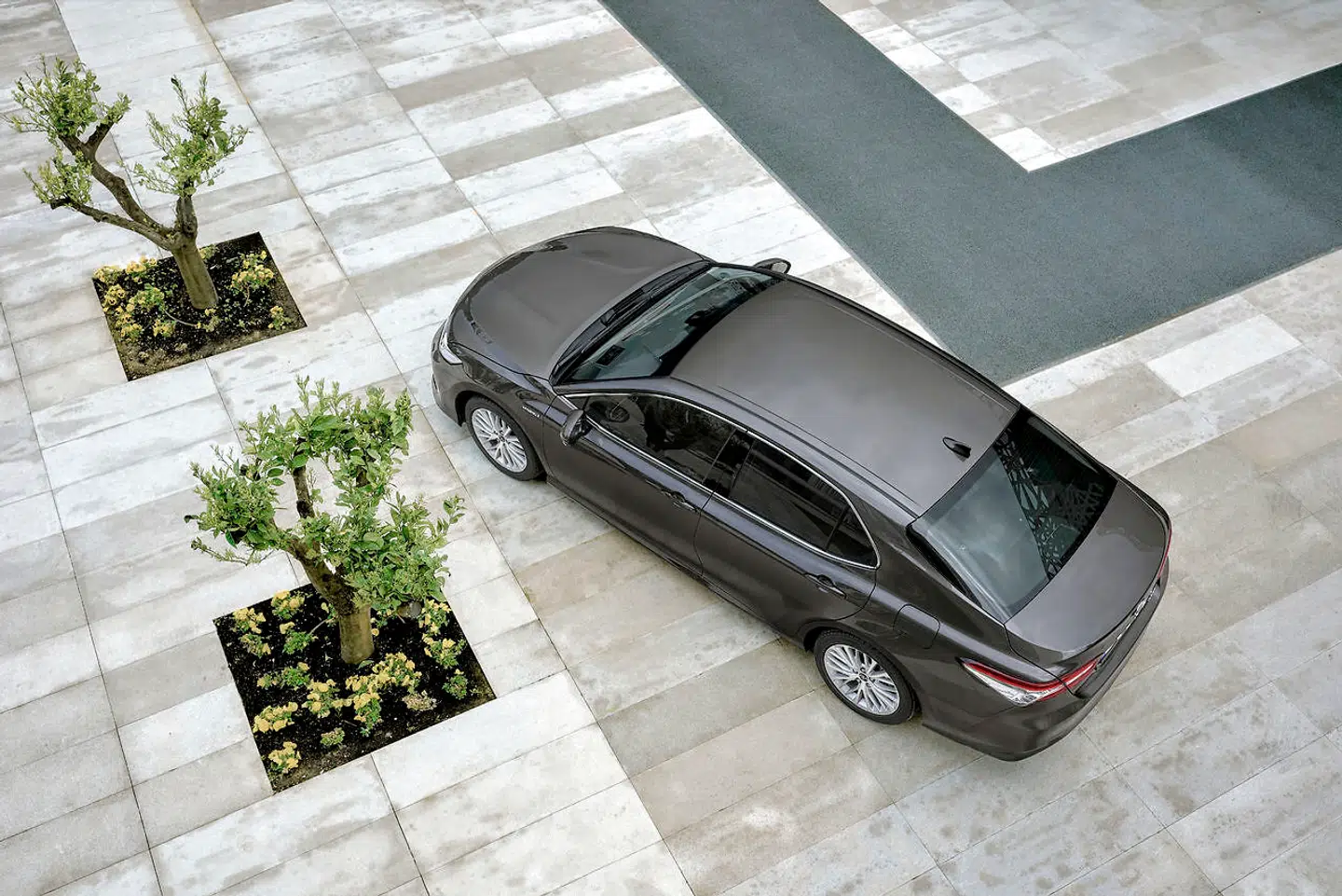 Den nye Toyota Camry fås hverken som stationcar, med dieselmotor eller med trækkrog. Til gengæld har den en 218 hk drivlinje, som præsterer små 20 km/l – også i den virkelige verden, og det gør den spændende.