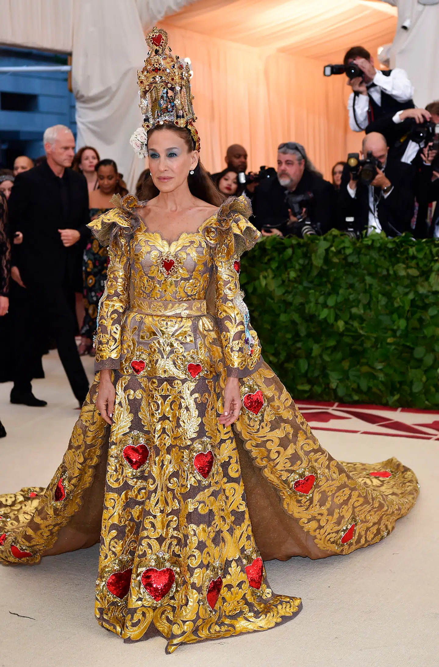 Den guldvævede kjole, som Sarah Jessica Parker havde på til Met Gala i 2018, var vild. Men mest opmærksomhed fik hendes hat eller krone, der indeholdt et helt krybbespil. Begge spillede op til årets tema »Heavenly Bodies: Fashion and the Catholic Imagination«.
