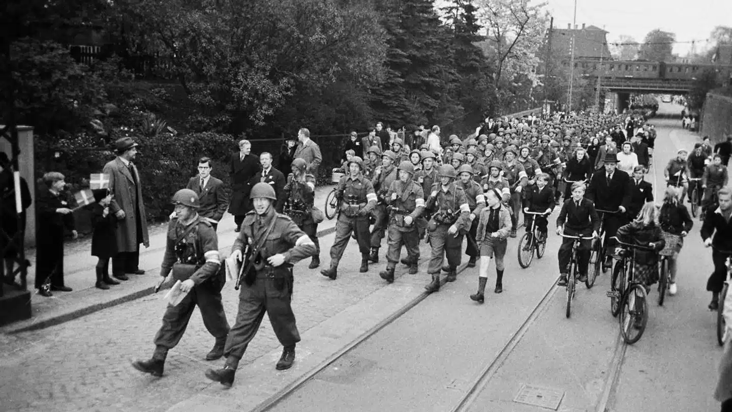 Den Danske Brigade ankom til Helsingør fra Sverige og blev med tog transporteret til Hellerup Station. På fotografiet går de på Hellerupvej ved Hellerup Station.