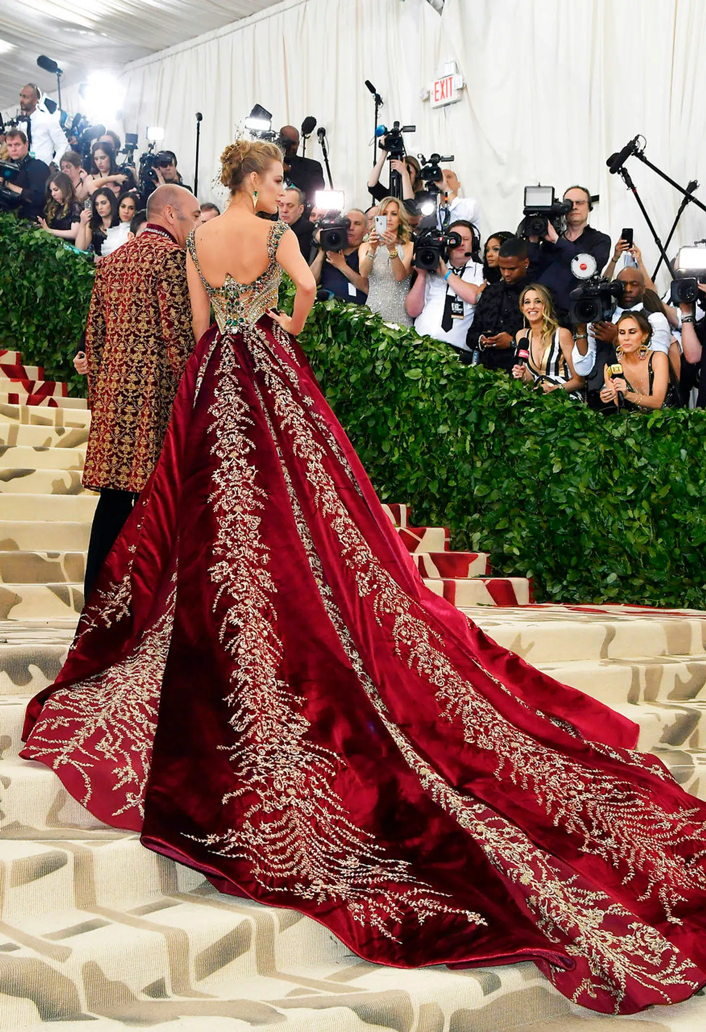 Det tog mere end 600 timer at sy Blake Livelys kjole, men så var der også både et gyldent korset og et enormt slæb. På Instagram skrev skuespillerinden, at hendes kjole, der var designet af Versace, var »gået så bananas«, at den fortjente at blive udstillet på et museum.