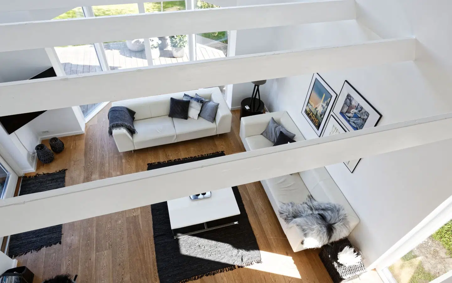 Fra soveværelset kan man se direkte ned i stuen med karnap og stort vindue mod haven. Hvis det en dag kniber med pladsen, kan der bygges et ekstra værelse her.