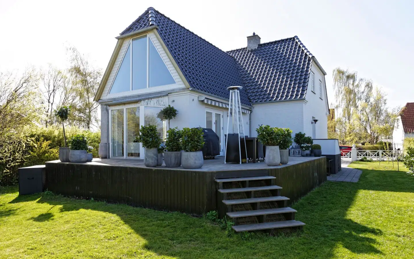 Parret slog sig ned i Hvidovre for at være nær ved venner, arbejde og byliv. Samtidig foretrækker de at være ude, hvor der er lys og luft og plads omkring boligen.