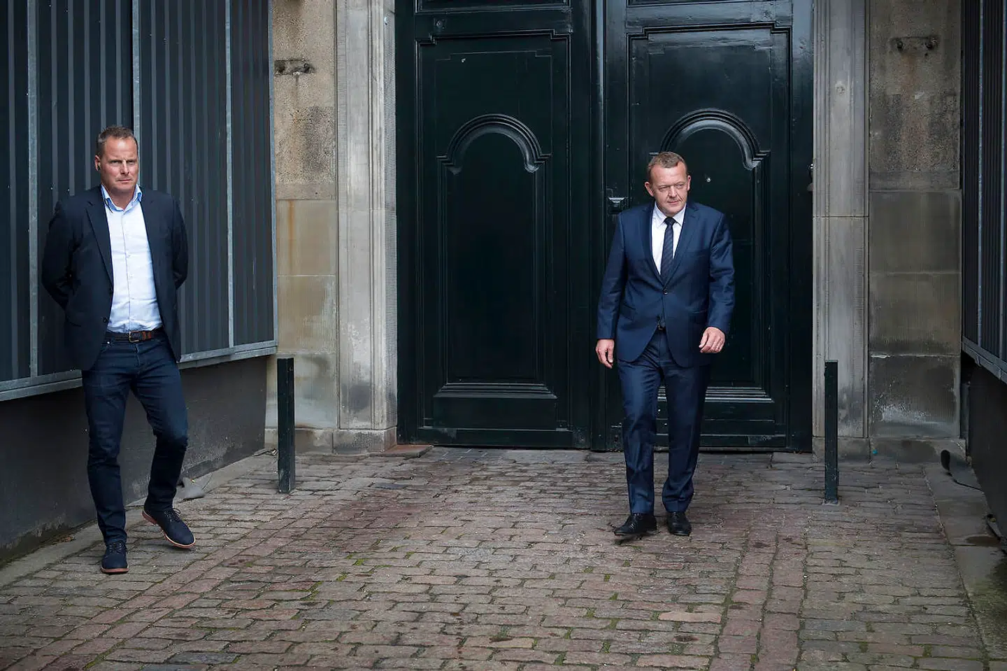 Efter et valg er der også spilleregler, der skal følges. Mest berømt er dronningerunden, hvor partilederne møder op hos Dronningen for at fortælle, hvem de bl.a. peger på som statsminister. Her forlader statminister Lars Løkke Rasmussen Amalienborg efter sidste valg.