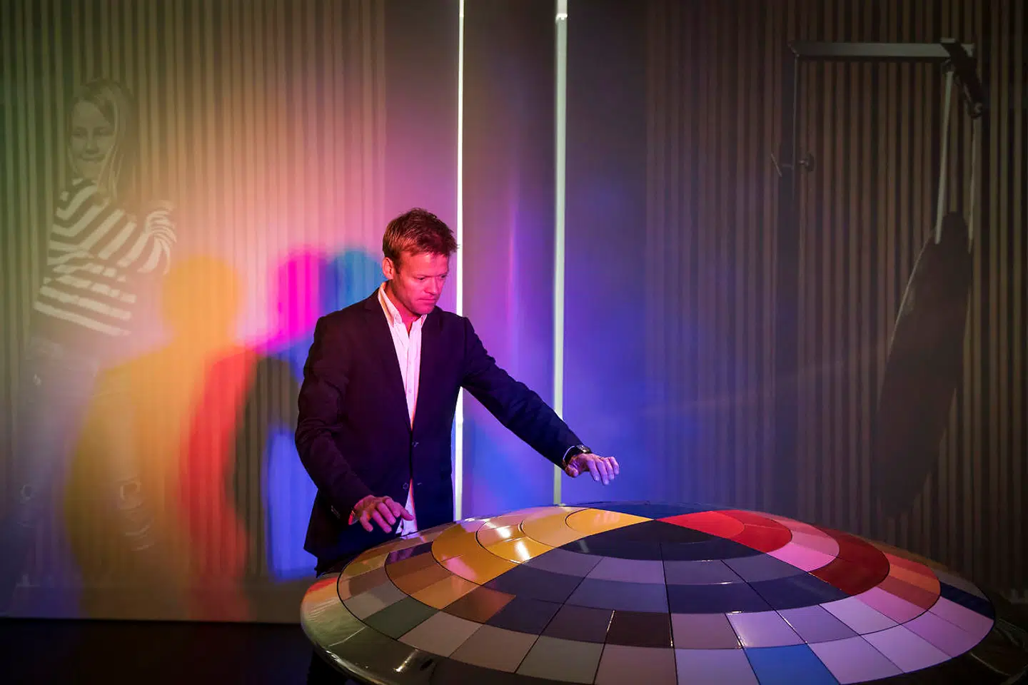 Portræt af Formidlingsinspektør på Musikmuseet, Ander Liebmann Haahr, der har fjernet montrene, stillet instrumenterne ud til fri leg og inviteret heavy, hip hop og dansk satire ind i de klassiske udstillingslokaler.