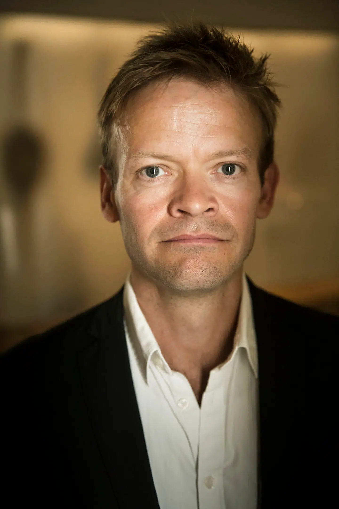 Portræt af Formidlingsinspektør på Musikmuseet, Ander Liebmann Haahr, der har fjernet montrene, stillet instrumenterne ud til fri leg og inviteret heavy, hip hop og dansk satire ind i de klassiske udstillingslokaler.