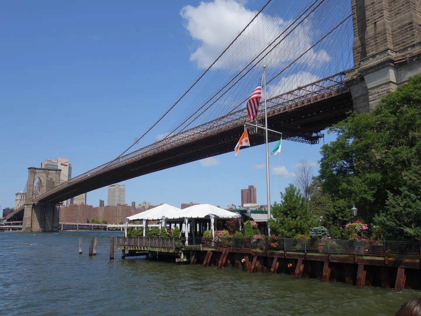 Man kan gå fra Manhattan over Brooklyn Bridge til bydelen, som har 2,6 millioner indbyggere.