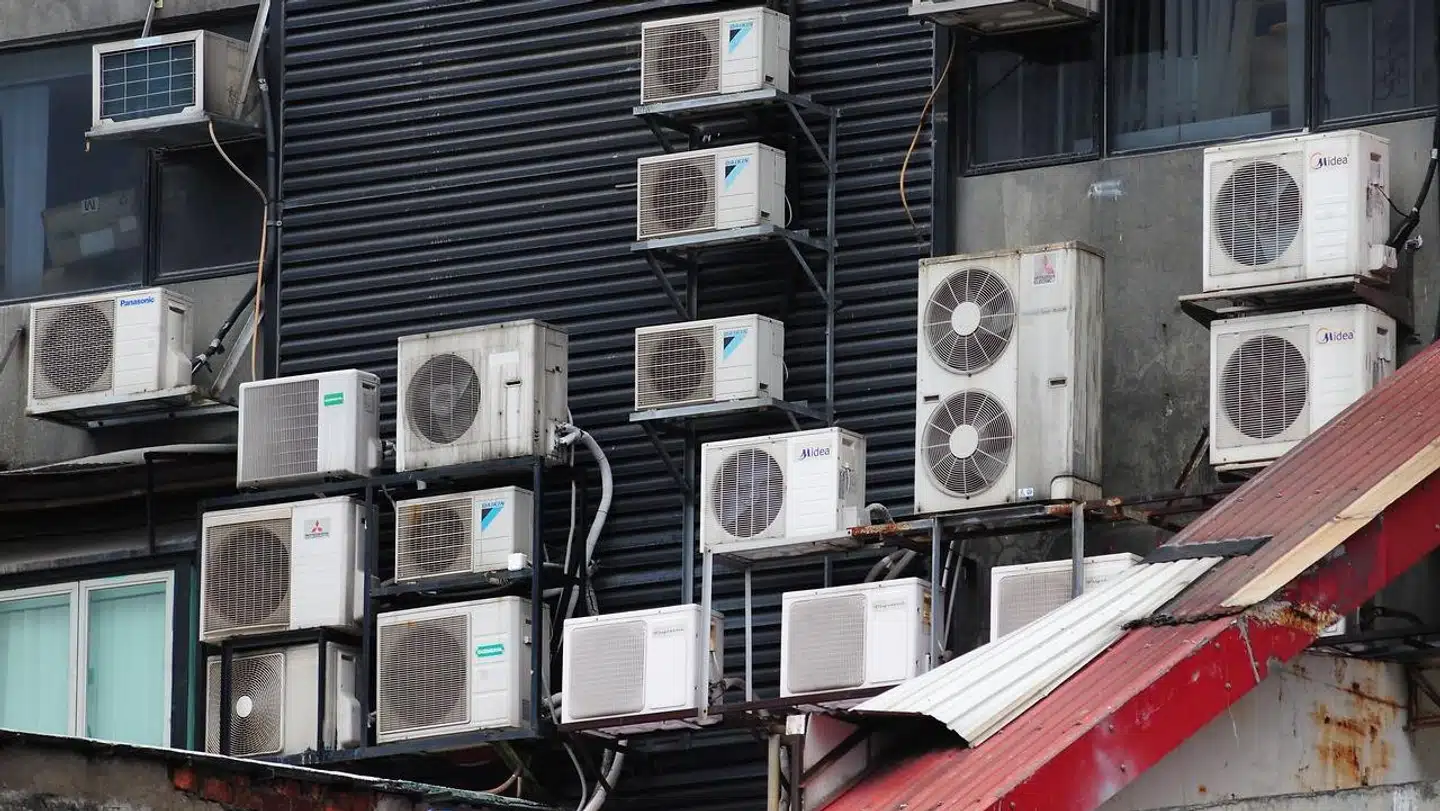 Med milliarder af nye airconditionanlæg er mennesker hastigt på vej mod at bruge mere strøm på nedkøling end opvarmning. Men hvad nu hvis man kunne kombinere anlæg som disse i Hongkong med mekanisk opsugning af CO2 fra luften? Tyske kemikeres futuristiske forslag vækker opsigt.