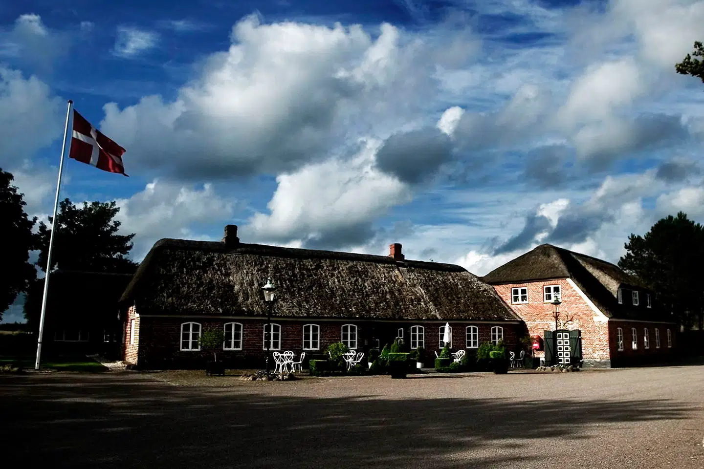 Udefra ligner Henne Kirkeby Kro en klassisk landevejskro, men indvendig hersker moderniteten.