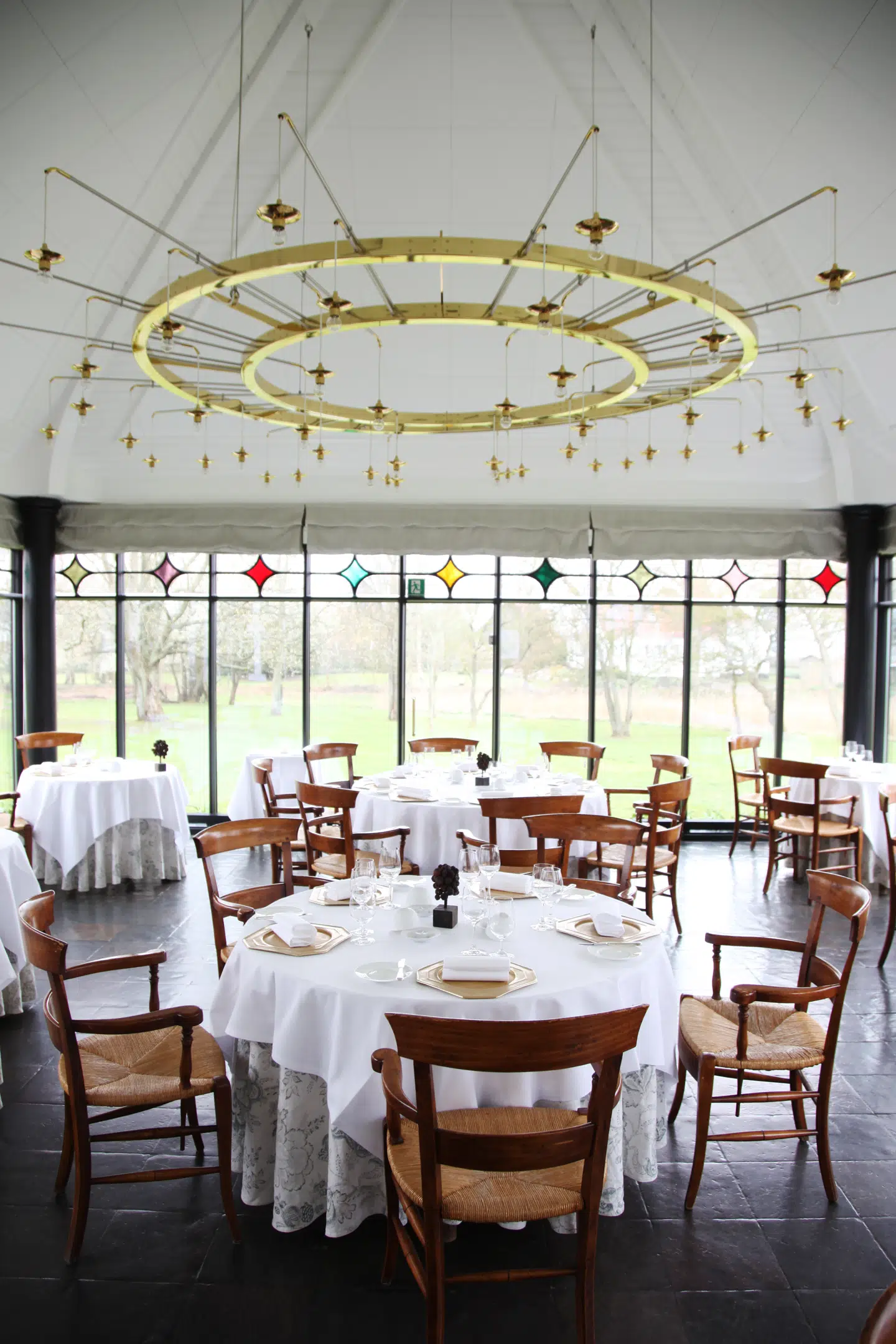 Spiser man på Falsled Kro, bør man sikre sig bord i pavillonen med den fremragende udsigt over Helnæsbugten.