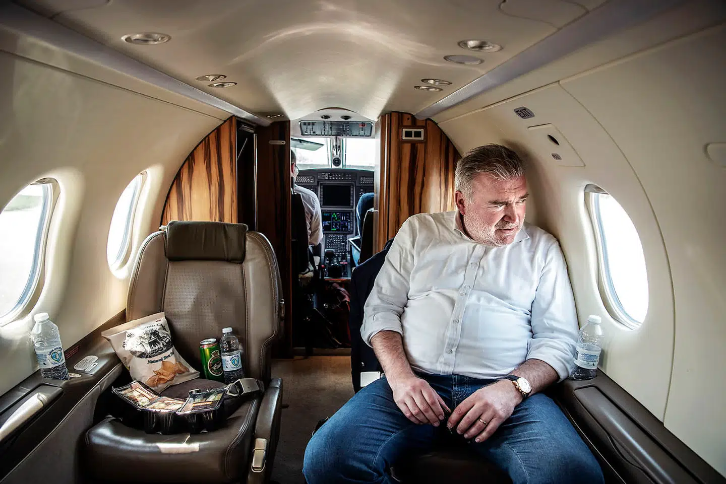 Lars Seier skal til rejsegilde for Lalandia i Søndervig og har i dagens anledning lånt sin tidligere partner i Saxo Bank, Lars Fournais, privatfly. »Jeg får en god pris,« siger han.