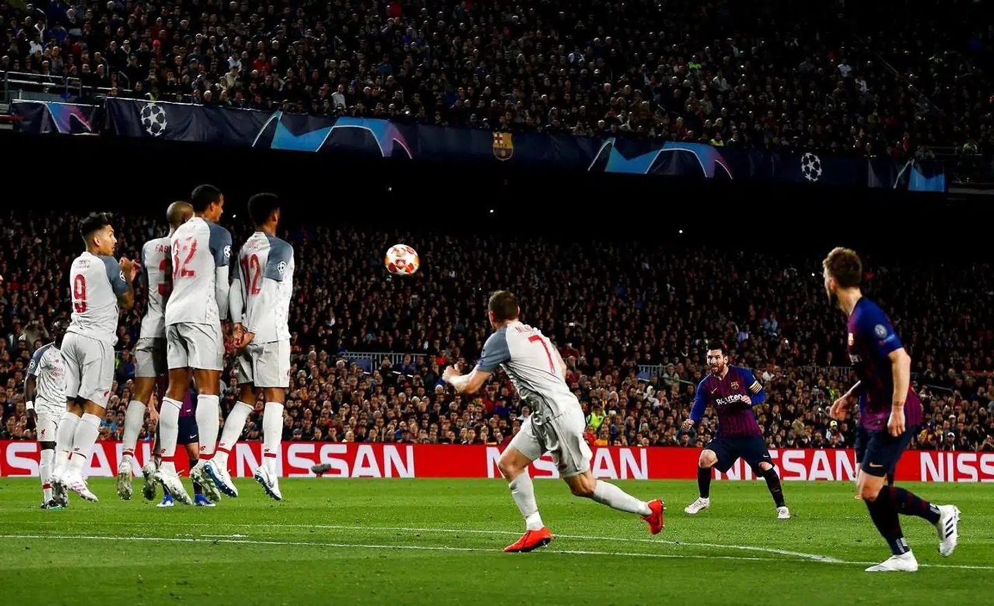 Messi løber til bolden, Messi skyder, muren hopper, målmanden spræller, Messi scorer. Barcelona-specialiteten blev serveret til perfektion på Nou Camp, da Barcelona onsdag aften slog Liverpool 3-0 i Champions League-semifinalen. Foto: Enric Fontcuberta/Ritzau Scanpix