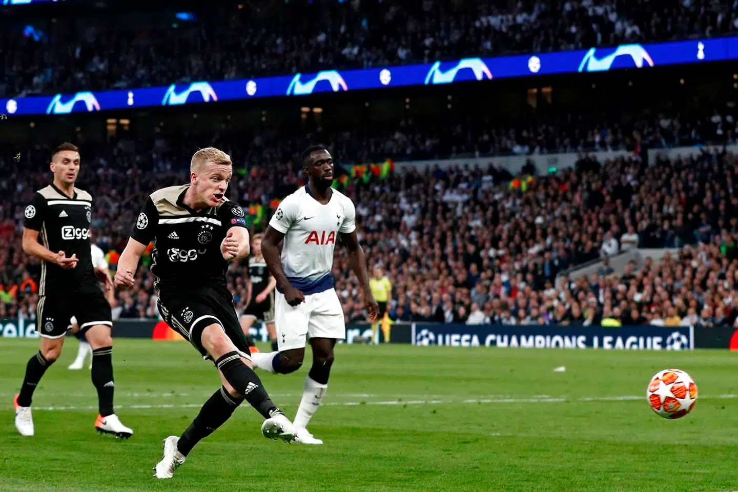 I den første halve time af Champions League-semifinalen i tirsdags var Tottenham kørt fuldstændig rundtossede af Ajax' positionsspil, men efter 0-1 har London-holdet stadig en chance i returopgøret i Ajax på onsdag. Foto: Adrian Dennis/AFP/Ritzau Scanpix