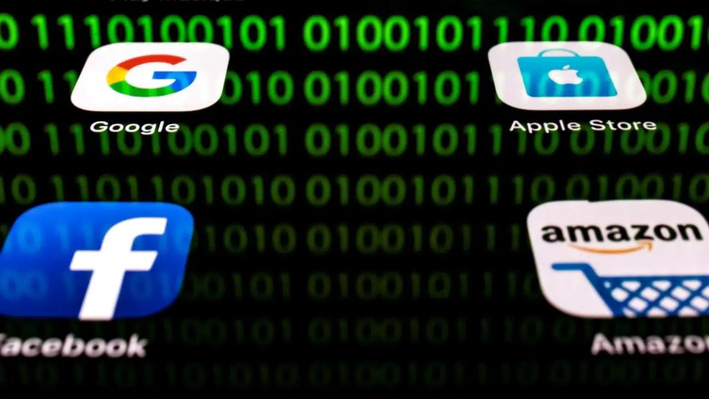 Giganternes indsamling af data om både brugere og ikke-brugere er kommet i voldsomt fokus på baggrund af en række skandalesager og datalækager. De kæmper en kamp for selv at komme med tiltag, der kan bevare brugernes tillid og få truslen om politiske indgreb til at forsvinde.