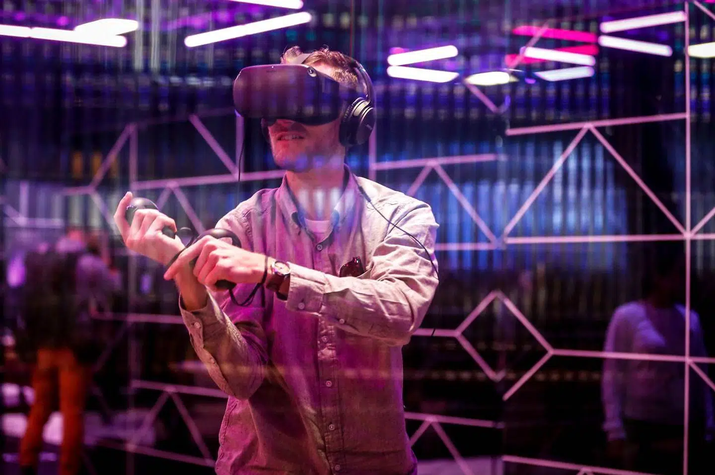 »Synet er den sans, der aktiveres i VR-brillen. Synssansen er totalt dominerende i vores virtuelle tid. Vi tilbringer store dele af vores liv passivt foran skærmene. Vi er bestrålede af skærmene, og stråling medfører døden for vores sanser,« skriver Kasper Støvring.