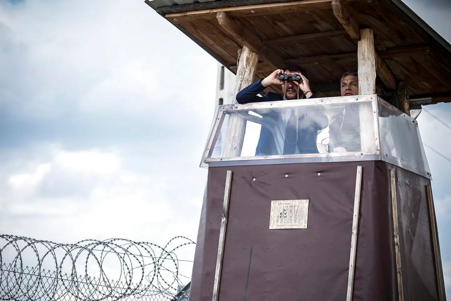 Ungarns premierminister, Viktor Orban, spejder sammen med Italiens vicepremierminister Matteo Salvini over den ungarsk-serbiske grænse.