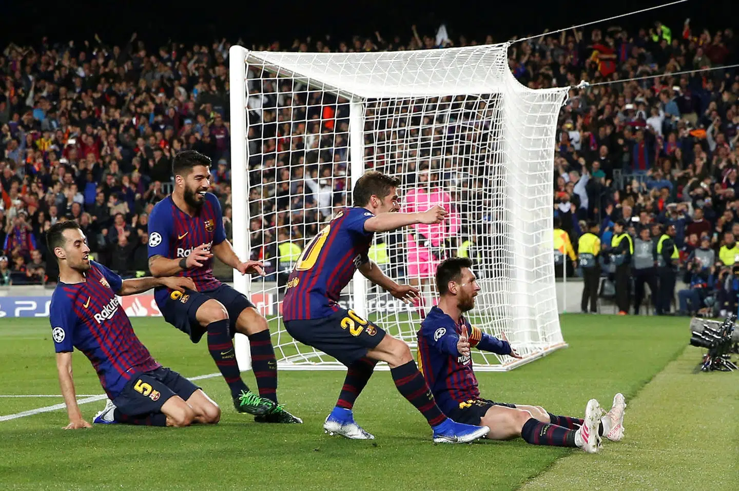 Lionel Messi fejrer sit andet og FC Barcelonas tredje mål i Champions League-semifinalen mod engelske Liverpool. Bag ham ses Sergi Roberto, Luis Suárez og Sergio Busquets.