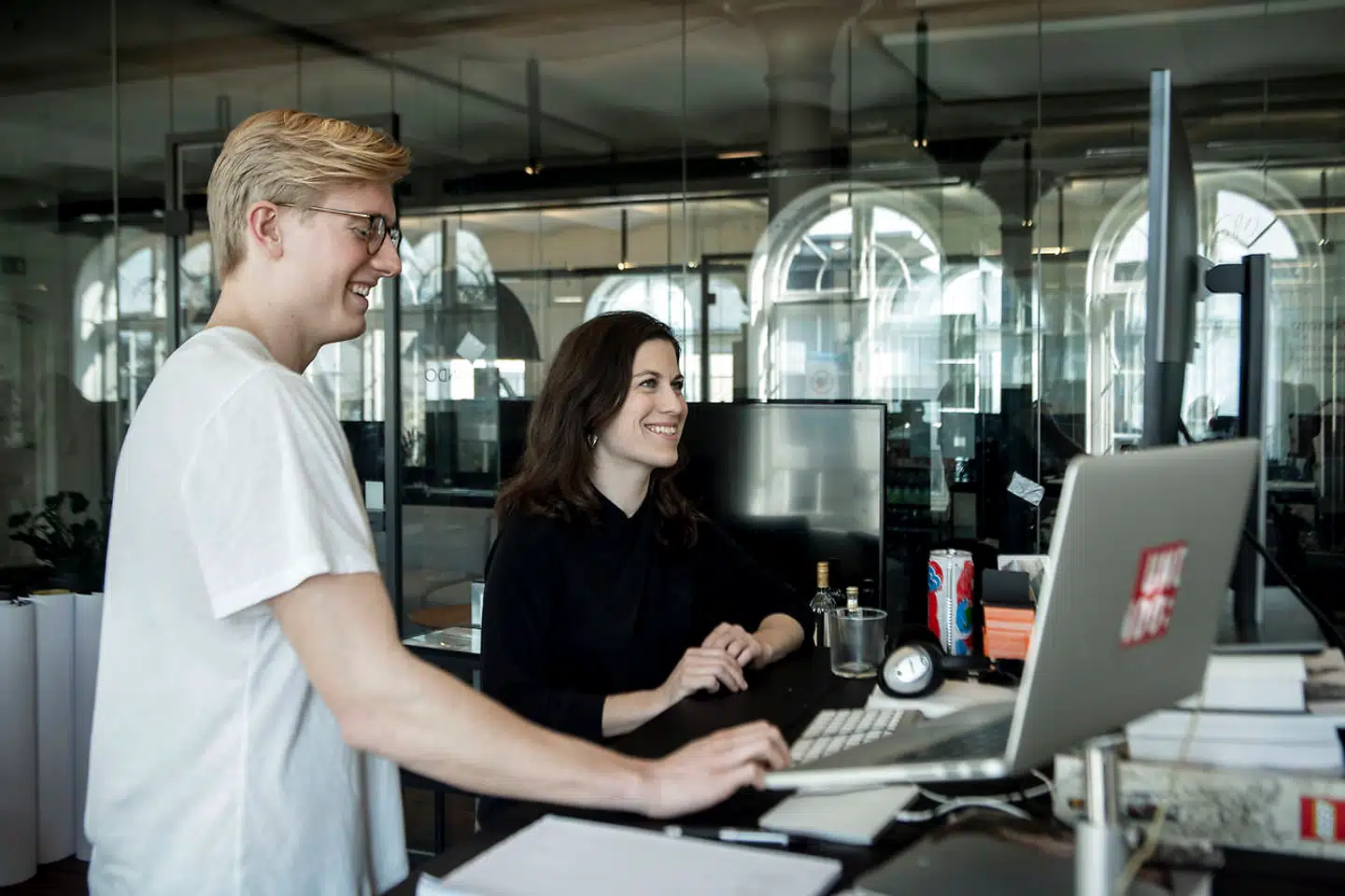 Iværksætter Sophie Bohr Grønbæk har sammen med tre medstiftere udviklet forsikringsappen Undo. Her er hun fotograferet med Valdemar Mygind Mühlhausen, der er udvikingsassistent i virksomheden.