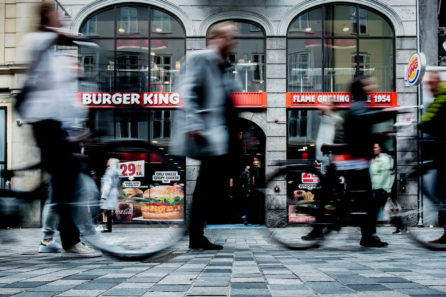 Først fik 23-årige Phillip et slag i ansigtet inden for i burgerrestauranten på Frederiksborggade i Indre By. Kort efter overfaldt hele gruppen af drenge ham ude på gaden.