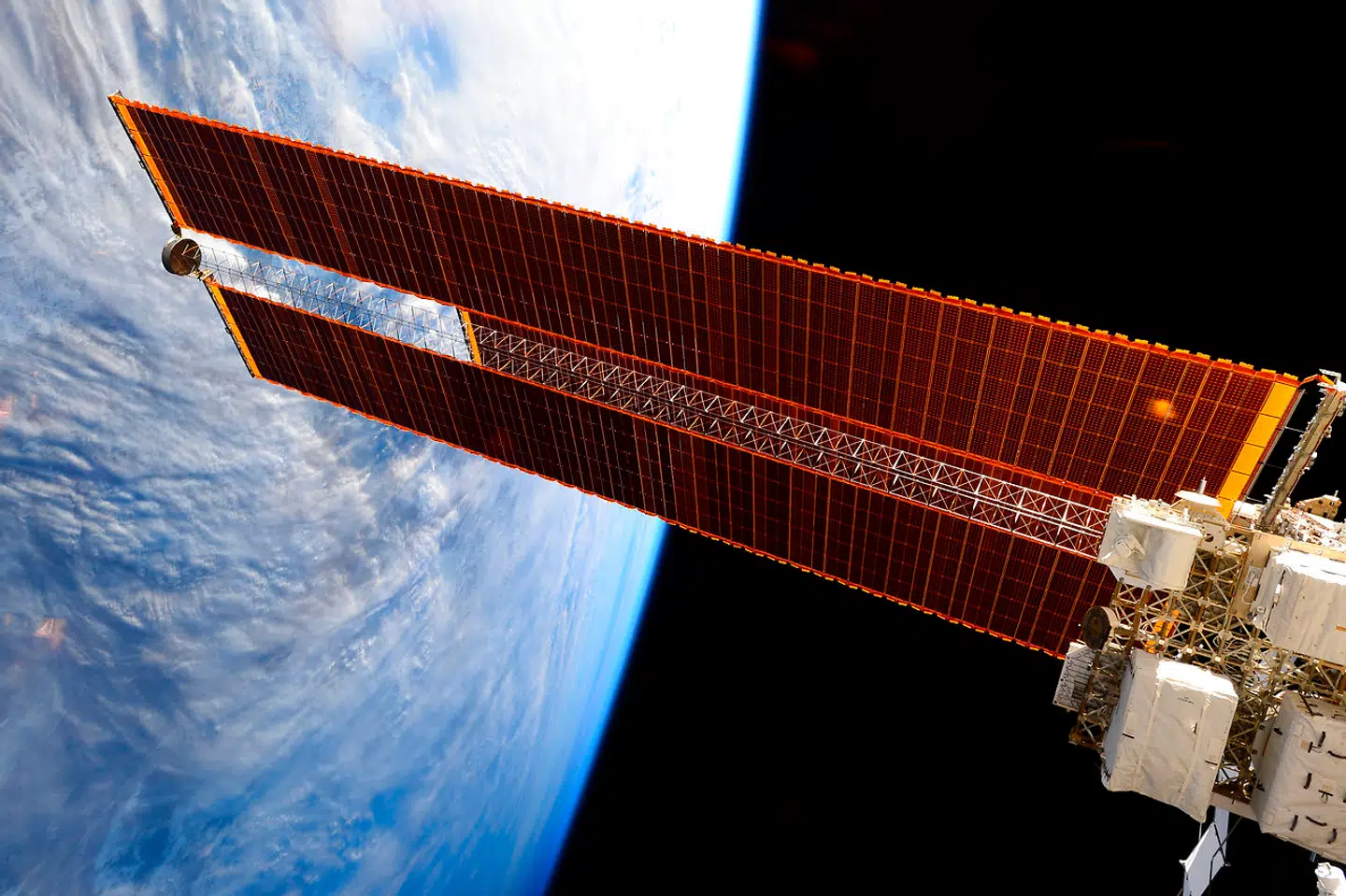 Fusk med testresultater gennem flere årtier har kostet flere milliarddyre NASA-satellitter livet, og derfor har Norsk Hydro måttet til lommerne i et forlig med de amerikanske myndigheder.