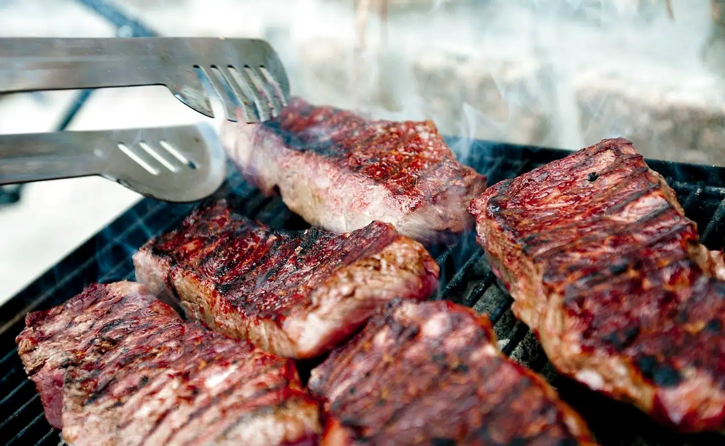 Man »klimasynder« lige så meget ved at smide et kilo oksekød på grillen som ved at køre 1.600 kilometer i en ny bil med forbrændingsmotor. I hvert fald hvis man benytter sig af en særlig opgørelsesmetode, som klimaprofessor siger god for.