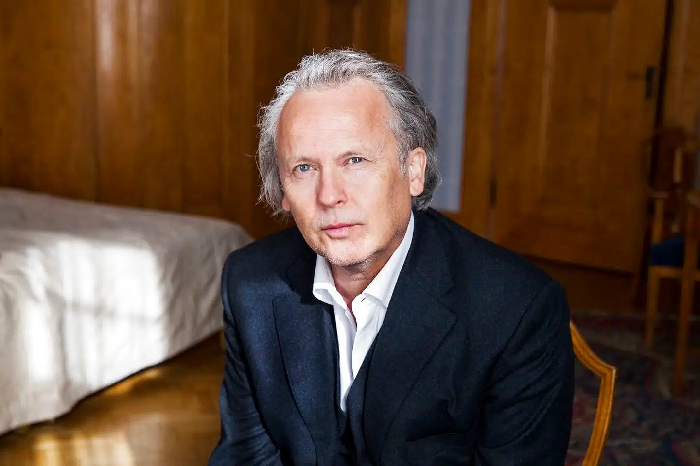 Klas Östergren  regnes blandt de fremmeste nulevende svenske forfattere. Han debuterede i 1975 med romanen »Attila« og fik sit store gennembrud fem år senere med »Gentlemen«Han har skrevet seksten romaner foruden en lang række noveller og filmmanuskripter.