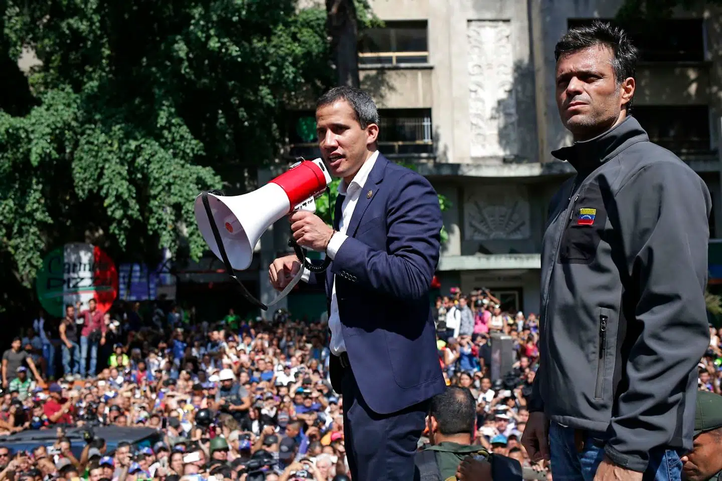 Juan Guaidó, der her taler ved en af tirsdagens massive demonstrationer i Caracas, spiller højt spil. Til højre for ham ses en anden af oppositionens ledere, Leopoldo López, der som indledning på »Operation Frihed« blev befriet fra sin husarrest.