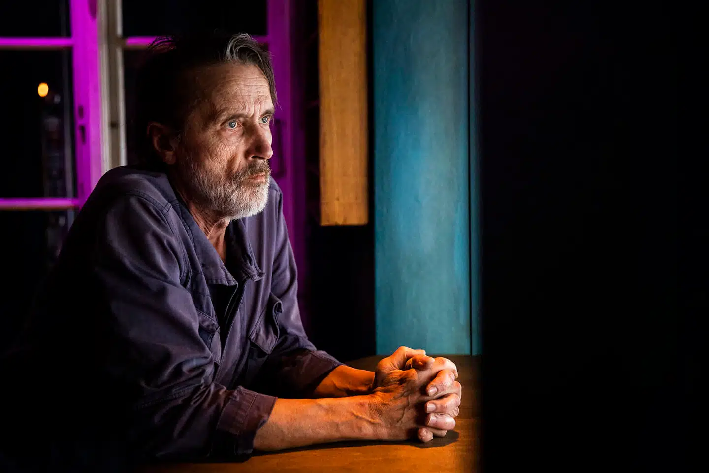 Claus Ploug, indehaver af baren Kind of Blue, har i årenes løb fået flere klager fra beboere i området. Han forsøger at dæmpe støjen, men synes, at det kan være svært at styre. »De ansatte er ikke de eneste, der kan åbne et vindue. Det kan gæsterne jo også finde ud af,« siger han.