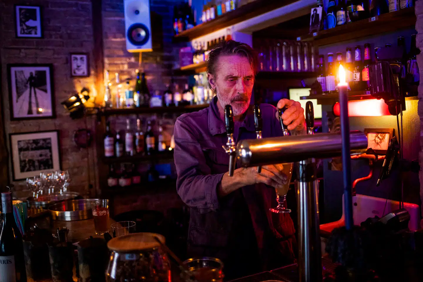 Bag baren har Claus Ploug både fadøl, løse smøger i en krukke, vingummier og sodavand.