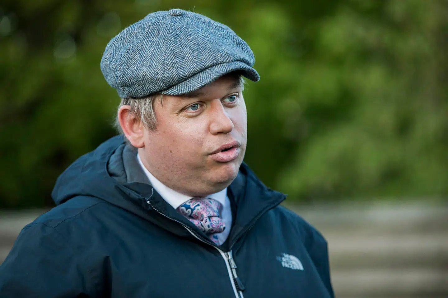 Rasmus Paludan fra Stram Kurs demonstrerer på Holmegårdsvej i Kokkedal 29. april.