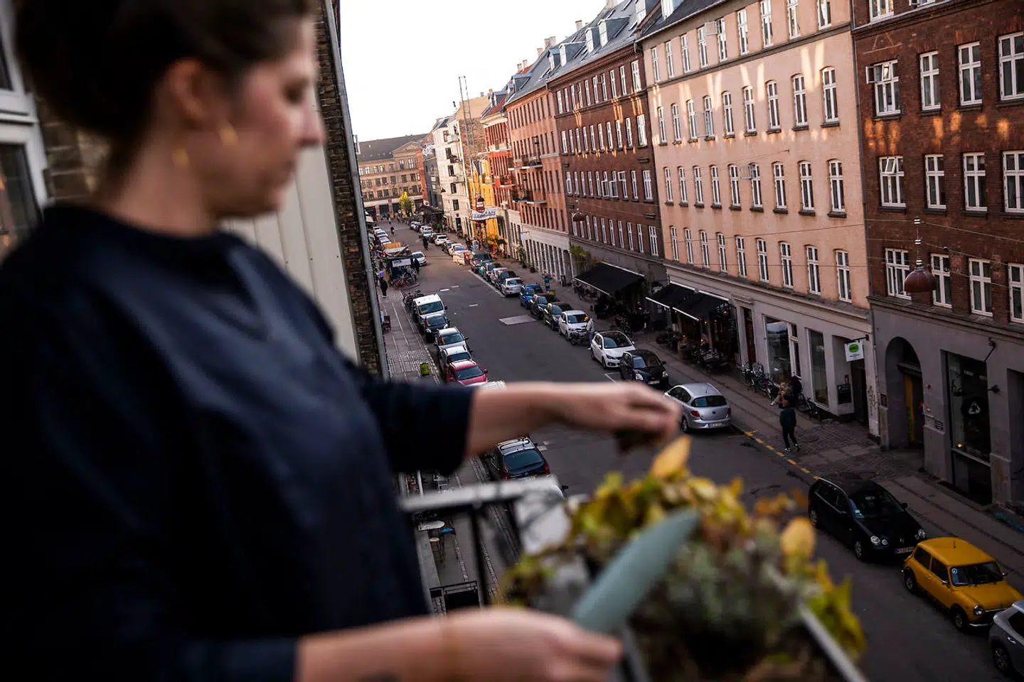 Sofie Anthonisen har boet på Ravnsborggade i 20 år og har mærket udviklingen. I dag er der flere barer og mere støj end tidligere.
