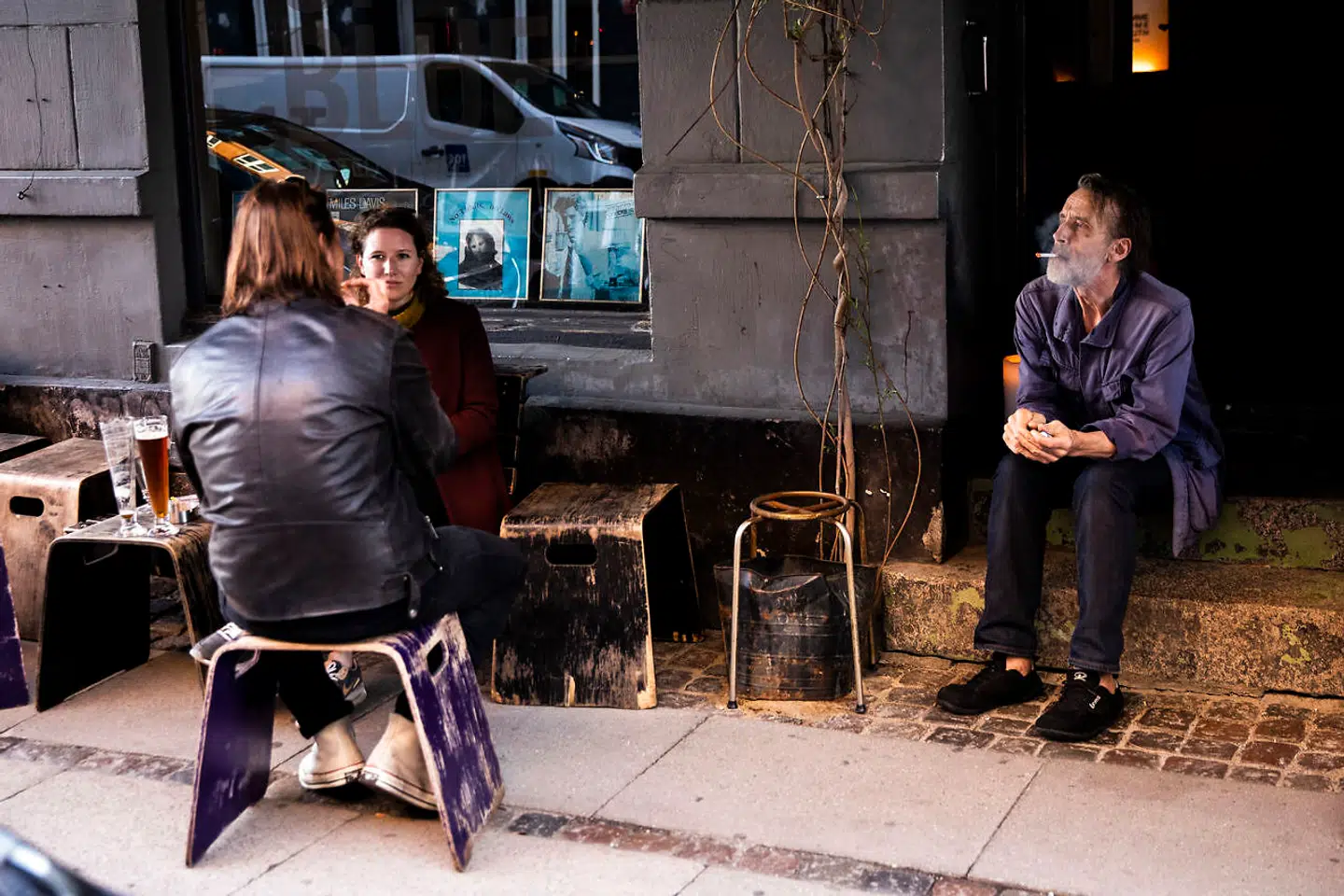 I dagtimerne sætter Claus Ploug sig ofte i døråbningen og kigger på menneskerne i Ravnsborggade. Her er både børn, voksne og ældre.