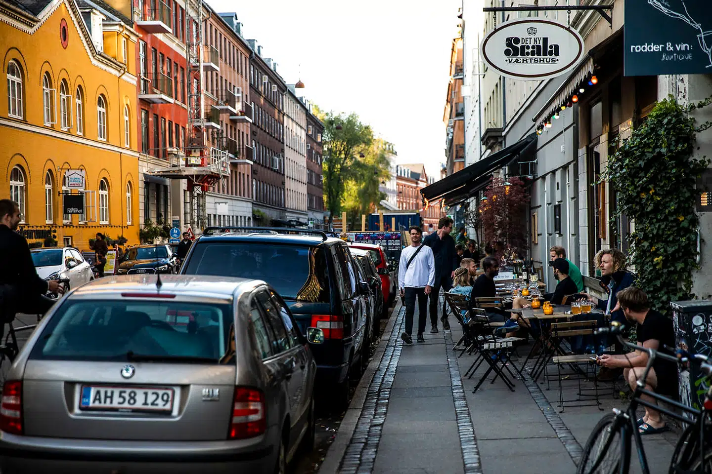 Barer, barnevogne og biler befinder sig side om side på Ravnsborggade på Nørrebro.