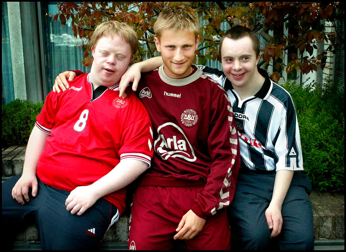Programmerne om Martin Jørgensen og Peter Palland fik for alvor sat Downs Syndrom på dagsordenen i 90erne. Her ses de med det store idol, fodboldspilleren Martin Jørgensen, der inviterede dem til Udine for at besøge hans fodboldklub.