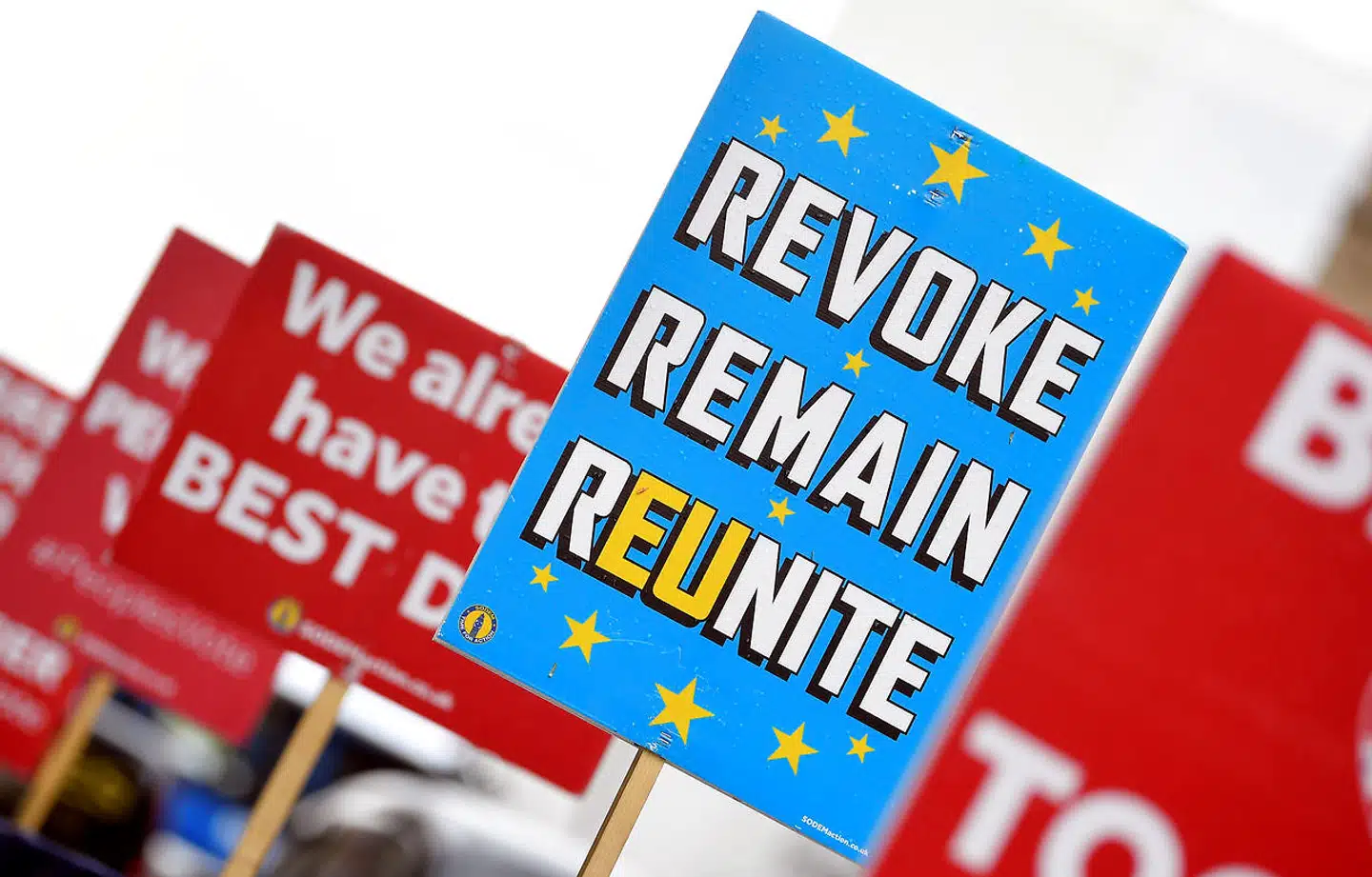 »Storbritanniens økonomi vil halte i et stykke tid, indtil brexit-forhandlingerne er løste. Jeg kan se Storbritannien være i dette limbo i et godt stykke tid - og afgjort indtil de sene 2020'ere,« siger han til The Guardian.