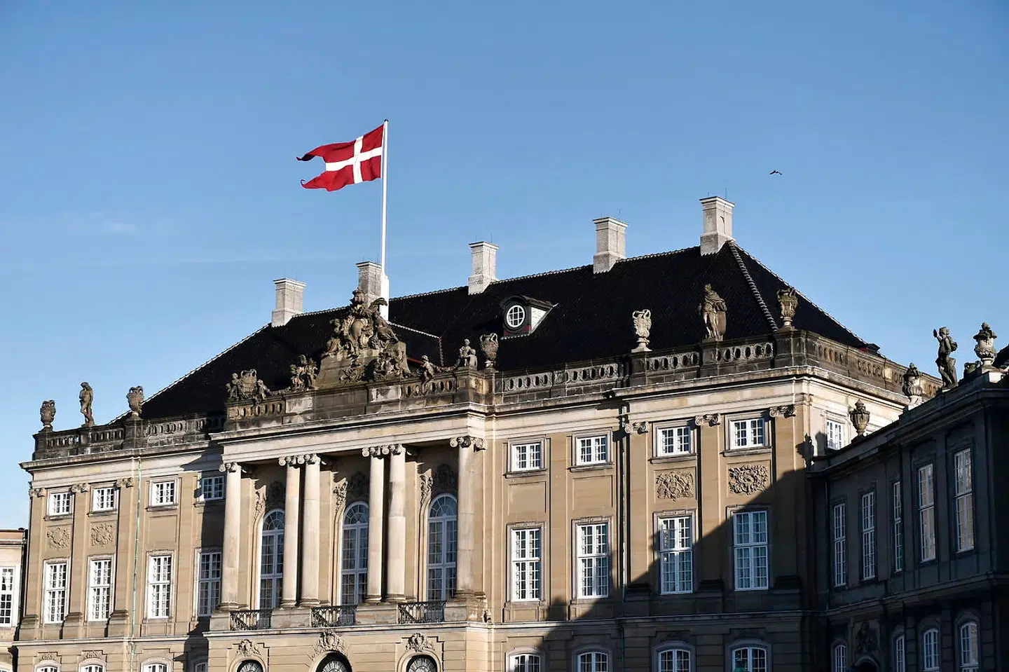 Dronning Margrethe er mandag vært ved en middag i anledning af sin mellemste lillesøster prinsesse Benediktes 75-års fødselsdag i Riddersalen i Christian VII’s Palæ, og som det sig hør og bør er flaget hejst ved Amalienborg. Blandt andre Kronprinsparret, statsminister Lars Løkke Rasmussen og folketingets formand Pia Kjærsgaard er på gæstelisten. Se alle billederne herunder. Tekst: Pernille Dreyer perd@berlingske.dk