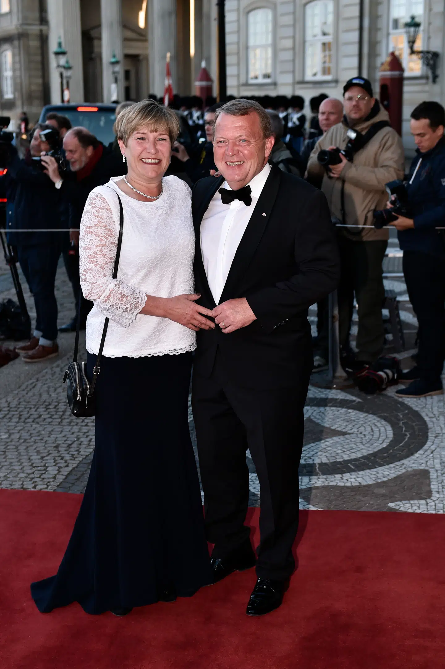 Det var en veloplagt statsminister Lars Løkke Rasmussen uden synlig stress over et forestående folketingsvalg, som mødte op på den røde løber med sin hustru Sólrun Løkke Rasmussen. »Prinsesse Benedikte gør et formidabelt arbejde,« sagde statsministeren blandt andet: »Hun er intelligent og meget vidende om danske samfundsforhold,« lød det videre med henvisning til, at Prinsessen har haft størstedelen af sin hverdag i Bad Berleburg, Tyskland.