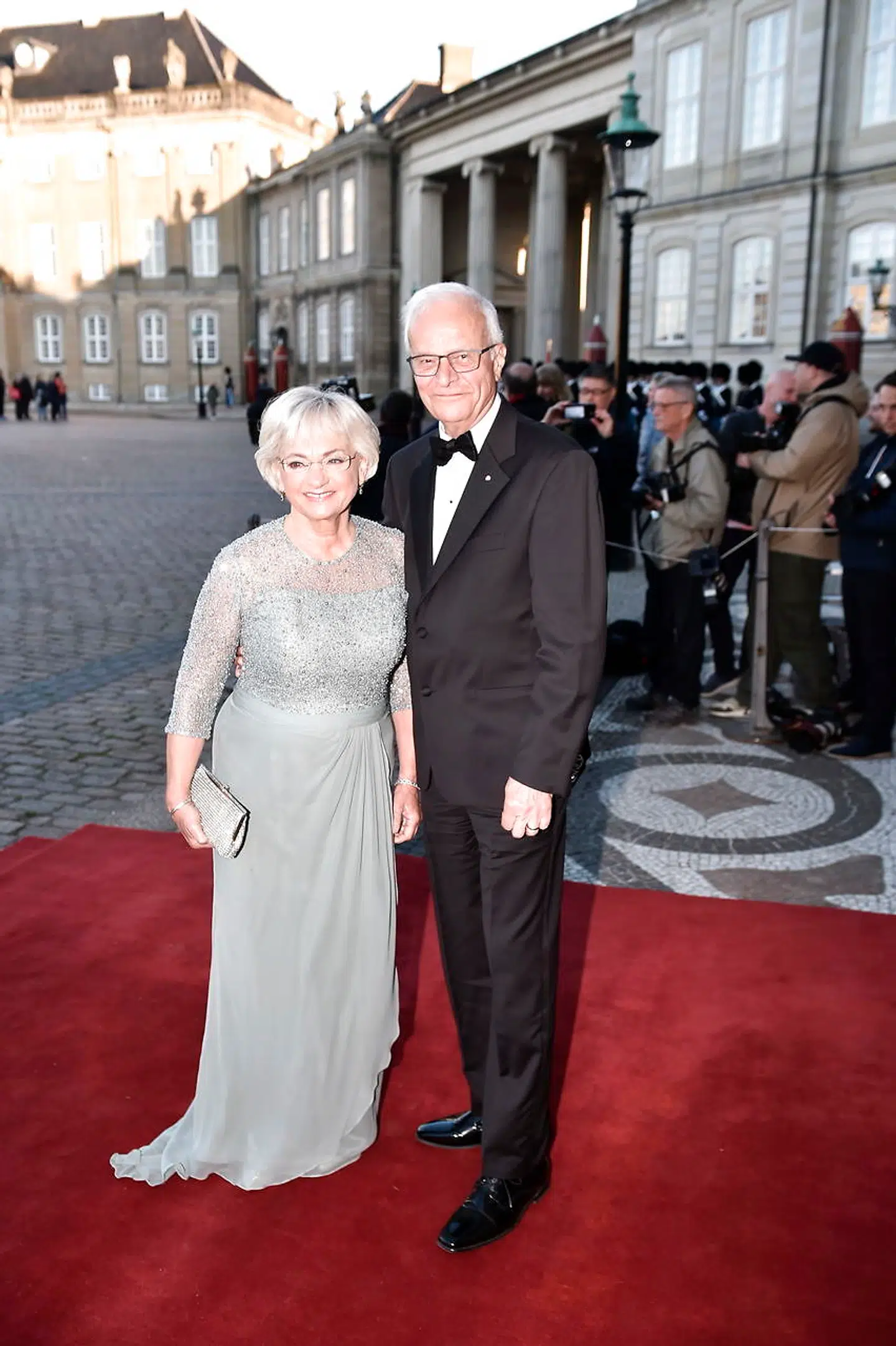 Folketingets formand Pia Kjærsgaard ankom med sin mand og formand for statsrevisorerne Henrik Thorup. Pia Kjærsgaard beskrev fødselaren som »umådeligt venlig« og »meget professionel«.