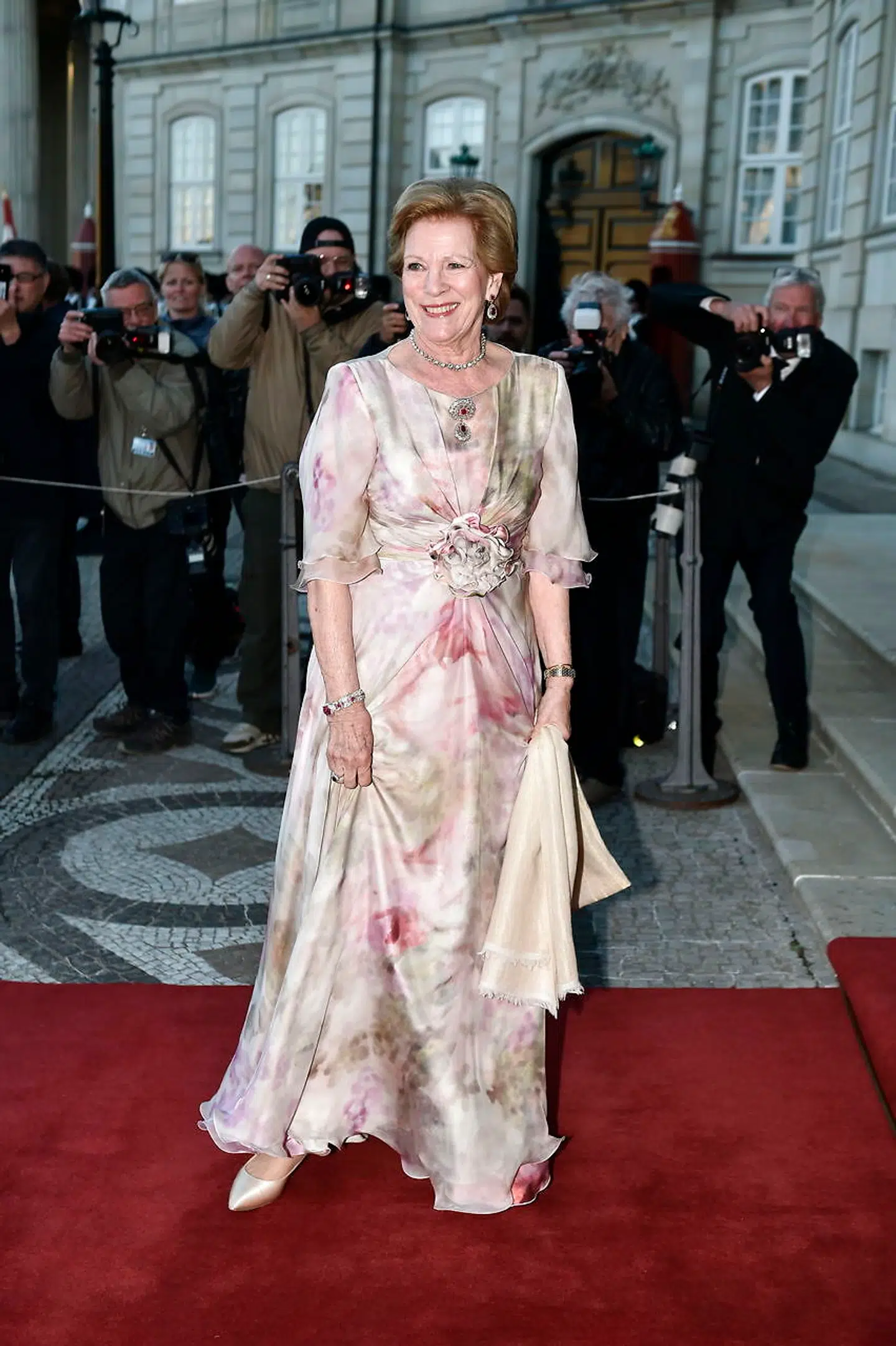 Dronning Anne-Marie, som er meget tæt med sin storesøster prinsesse Benedikte, var selvfølgelig også at finde blandt middagens indbudte gæster. Hun deltog uden sin mand kong Konstantin 2. af Grækenland, som ifølge TV2 ikke længere er så mobil.