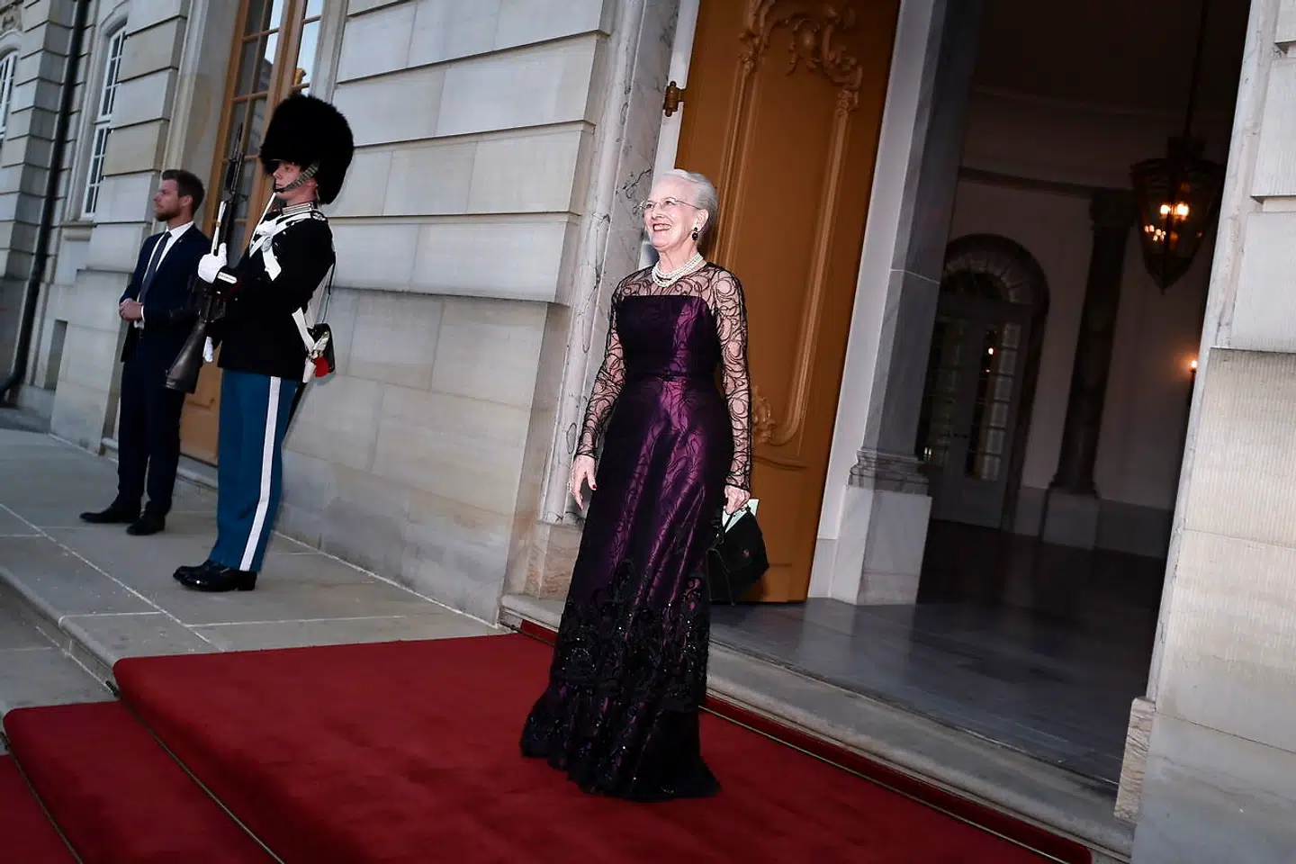 Dronning Margrethe er vært ved middagen og har i mange år haft en tro støtte i sin søster prinsesse Benedikte. I en ny bog om prinsesse Benedikte - Benedikte - en kongelig prinsesse - som Berlingske i weekenden kastede fem stjerner efter, er Dronningen blandt andet citeret for at sige følgende: »Alle pletter opsøger mig, Benedikte får aldrig en, det gjorde min mor heller ikke« og »hendes hår sidder altid. Det tør ikke andet.«