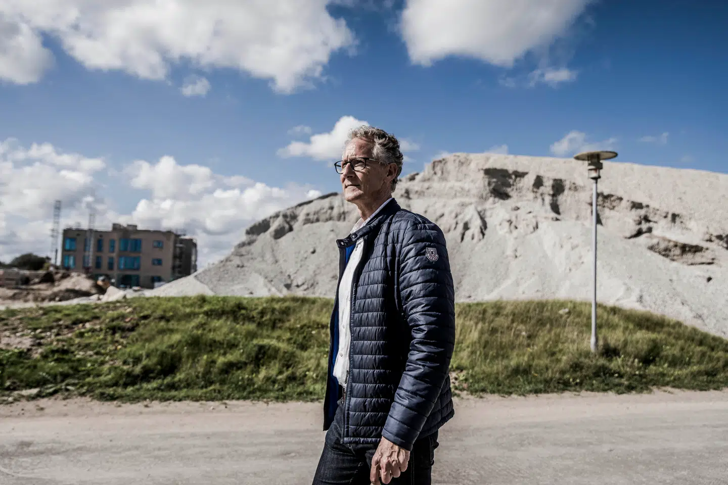 Den 65 hektar grund, der skal blive til kvarteret Nærheden, lå indtil for få år siden ubrugt hen. Men med det nuværende tempo i salget af byggeretter vil den hurtigt blive solgt, konstaterer udviklingsselskabets direktør Ole Møller. De første 300 beboere er allerede flyttet ind. PR-foto: NærHeden P/S