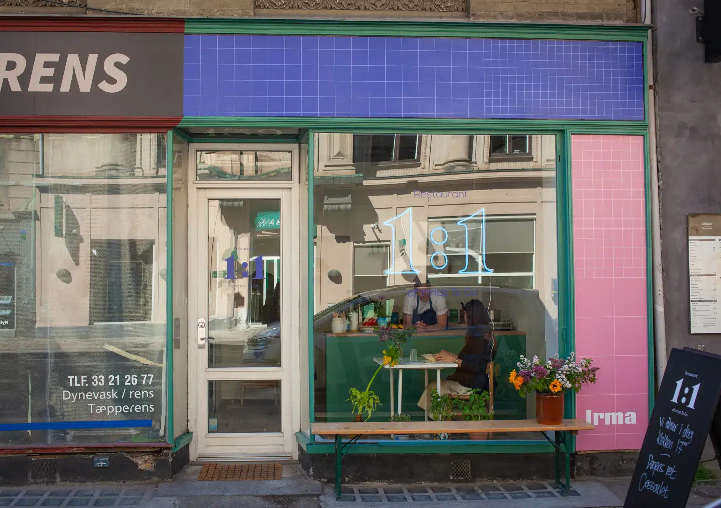 Irma åbner verdens mindste restaurant i København. Her vil man de følgende dage servere supermarkedets egne takeaway-retter. I restauranten vil der kun være plads til en enkelt spisende gæst ad gangen.