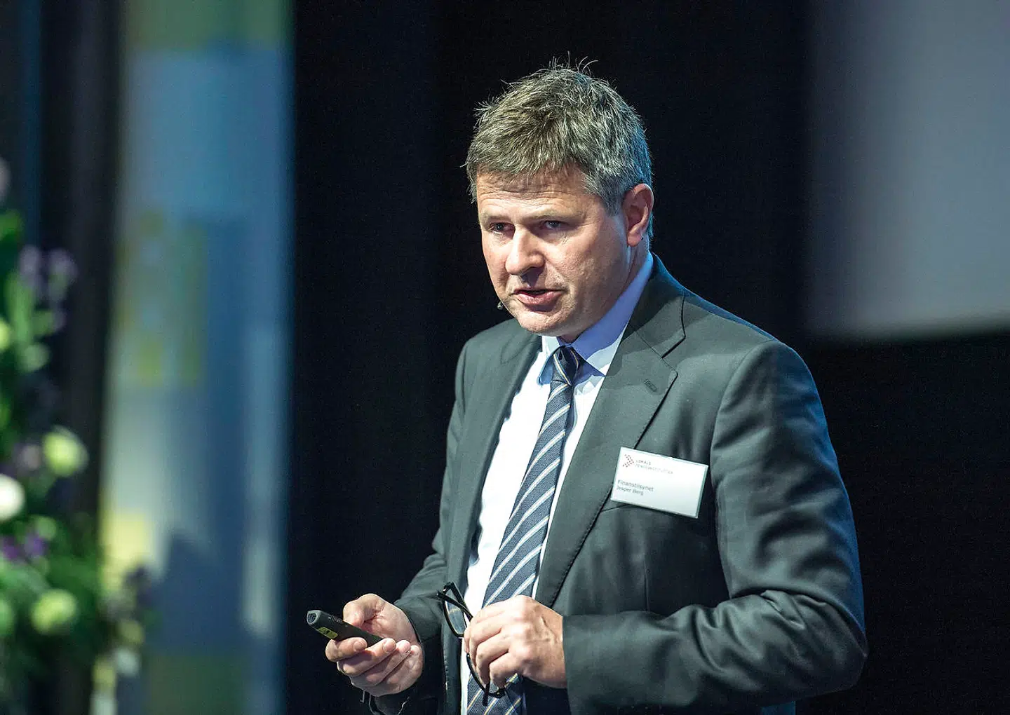 Finanstilsynets direktør, Jesper Berg, kunne ånde lettet op, da en granskning fra de europæiske bankmyndigheder, EBA, endte uden konsekvenser. Men en hemmeligholdt rapport viser, at EBA fandt lovbrud i håndteringen af Danske Banks hvidvasksag.