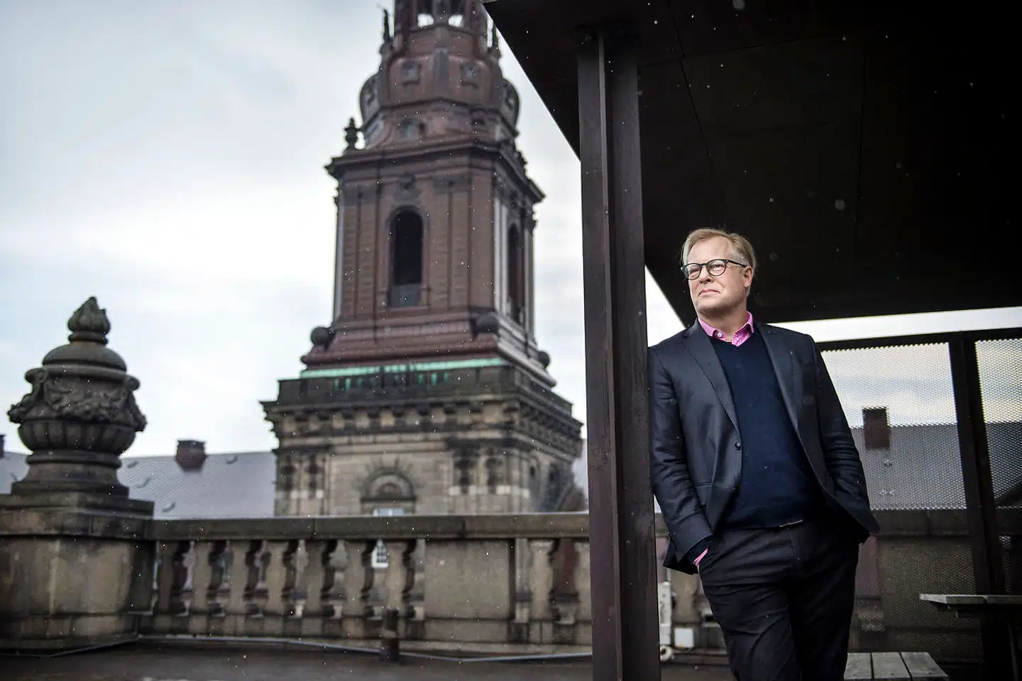 »Carl Holst politiske ærinde er ærligt nok i bogen »Carl - prisen for et liv i politik«. Han har været medlem af Venstre i 34 år, og hvis bogen står til troende, er hans kærlighed til partiet ikke blevet mindre. Det personlige motiv kan man også forstå. Vel begik Holst fejl som både regionsformand og minister. Men fik heksejagten i 2015 ikke mindst én omgang for meget?« spørger Berlingskes anmelder.