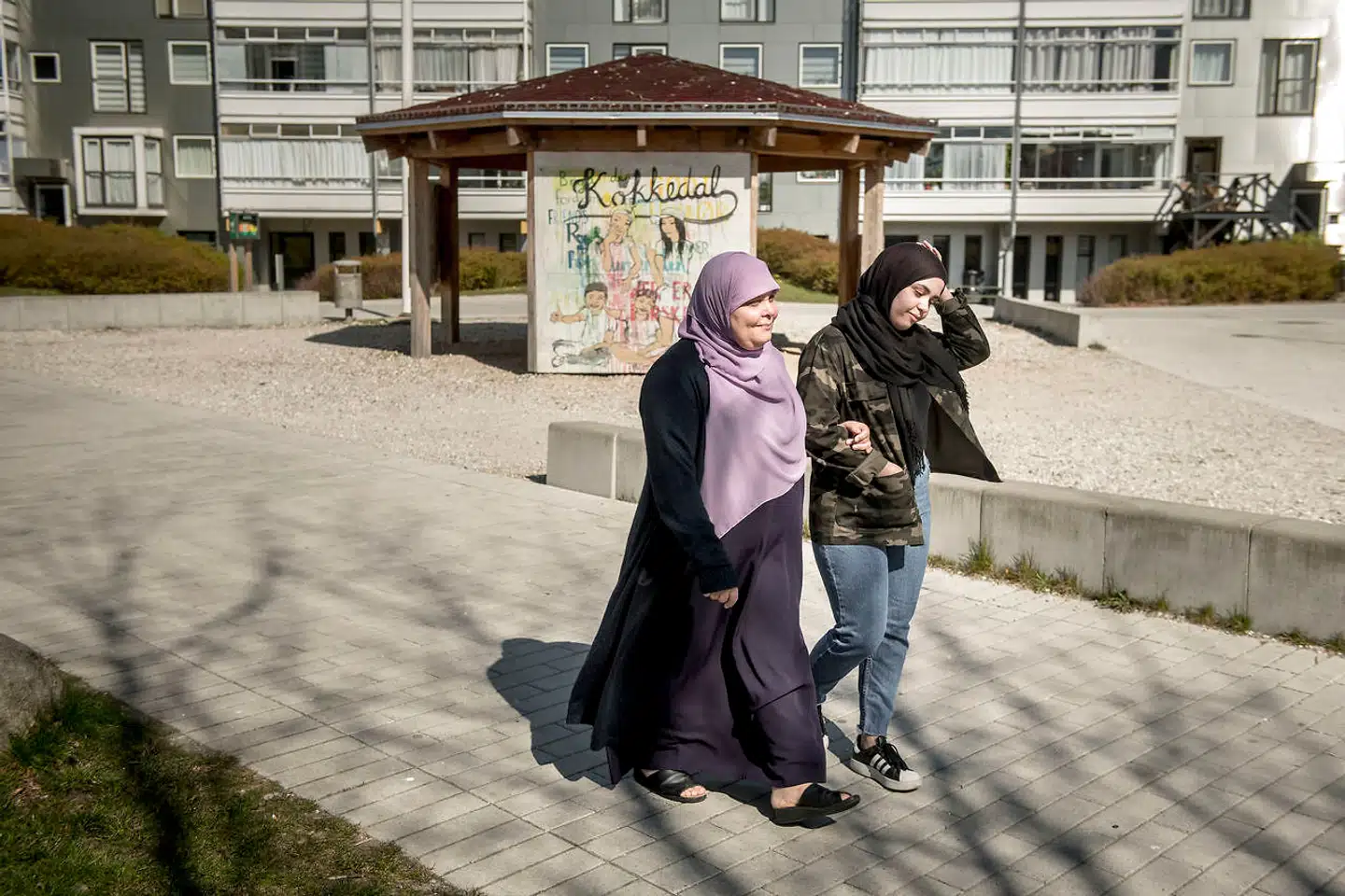 Amal Rifai sammen med en af sine tre døtre. Hun arbejder som bioanalytiker i Hillerød. Modsat mange andre havde hun ikke svært ved at finde et arbejde ganske hurtigt – og hun oplevede ikke store udfordringer med jobsøgningen undervejs. I 1989 flygtede hun med sin mand fra Libanon til Danmark. Foto: Asger Ladefoged