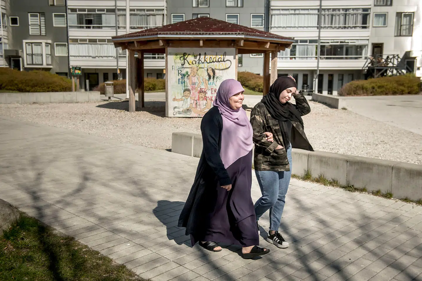 Amal Rifai sammen med en af sine tre døtre. Hun arbejder som bioanalytiker i Hillerød. Modsat mange andre havde hun ikke svært ved at finde et arbejde ganske hurtigt – og hun oplevede ikke store udfordringer med jobsøgningen undervejs. I 1989 flygtede hun med sin mand fra Libanon til Danmark. Foto: Asger Ladefoged