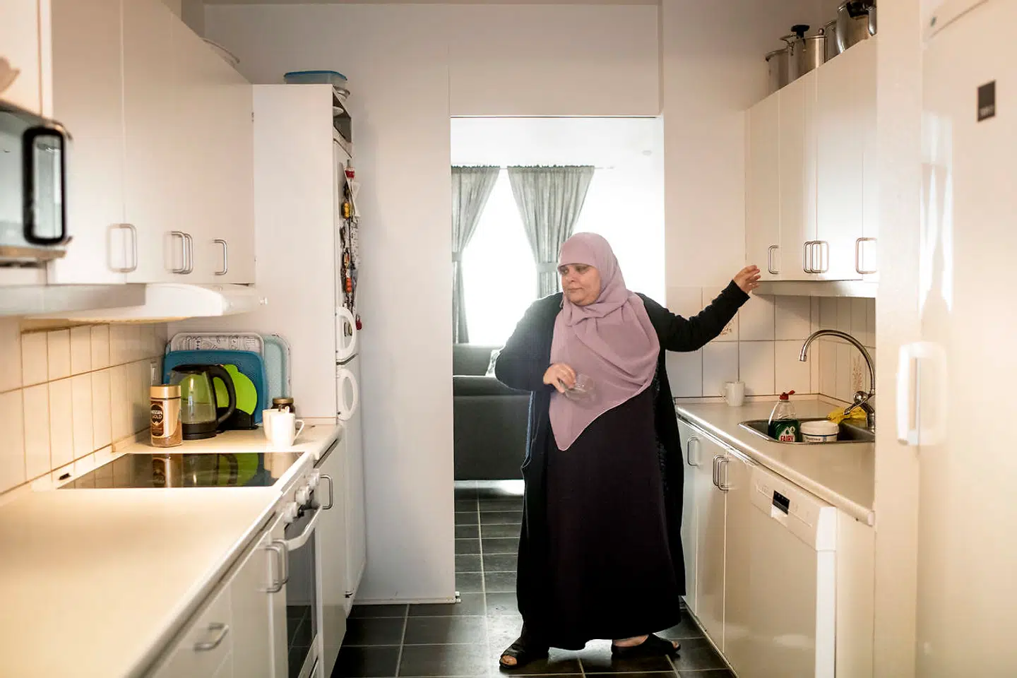 Portræt af Amal Rifai, der til daglig arbejder som bioanalytiker i Hillerød. I 1988 flygtede hun med sin mand fra Libanon til Danmark. Fotograferet i sit hjem i Kokkedal.