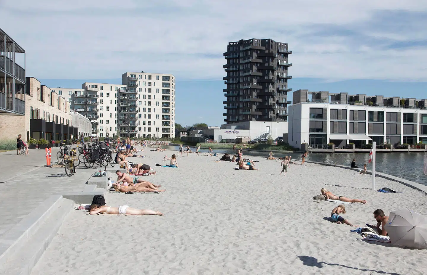 Havnevigen på Islands Brygge – også kaldet Badevigen – har givet københavnerne endnu et sted at dyppe kroppen. Og så er her endda sandstrand.