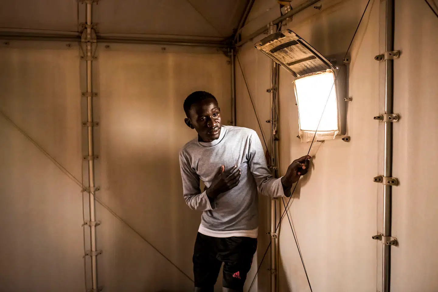 Abdulgasim Ahmad blev skudt i begge ben i et libysk detentionscenter. Han endte med at slippe fri ved at spille død blandt lig på en losseplads. Nu opholder han sig i en flygtningelejr lidt uden for Agadez i det centrale Niger.