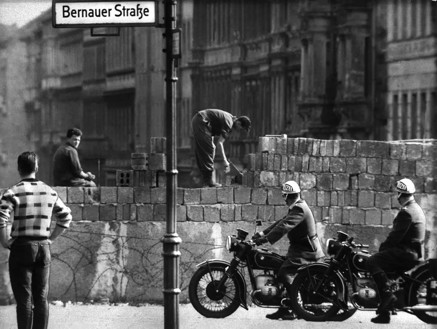 Berlinmuren skar Bernauer Strasse og en menighed midt over. Kirken blev fanget i »Niemandsland«.